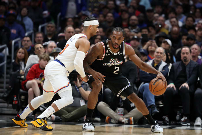 Knicks guard Josh Hart defends Clippers forward Kawhi Leonard.